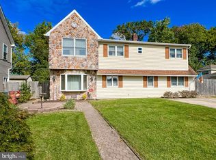7 N Court Ln, Levittown, PA
