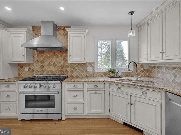 4th image of 4474 Woodcrest Dr