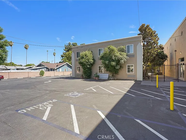 14335 Hamlin St — Photo 43