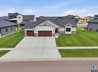 1014 Tee Off Trl, Dell Rapids, SD 57022