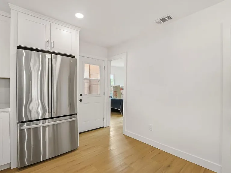 519 S 33rd St — Photo 15