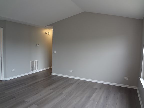 4th image of 1127 N Red Oak Cir