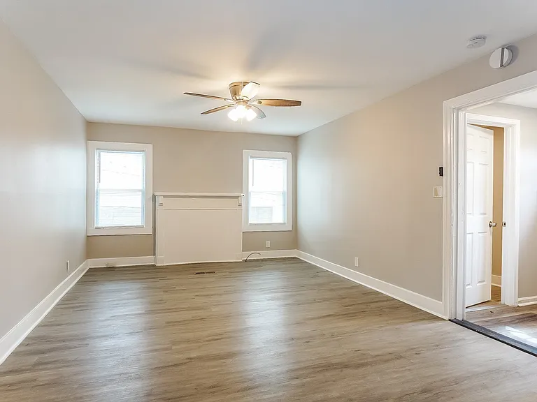 1439719_017_living_room_13603023.jpg