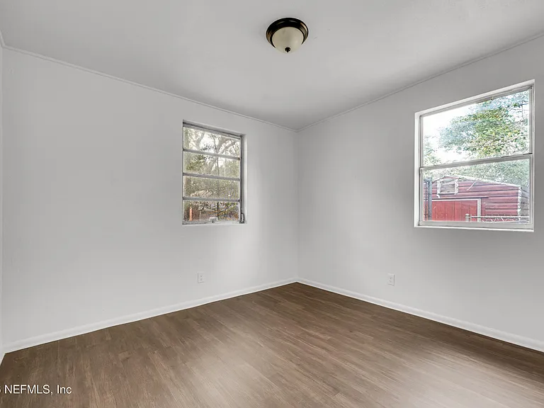503 W 16th St — Photo 13