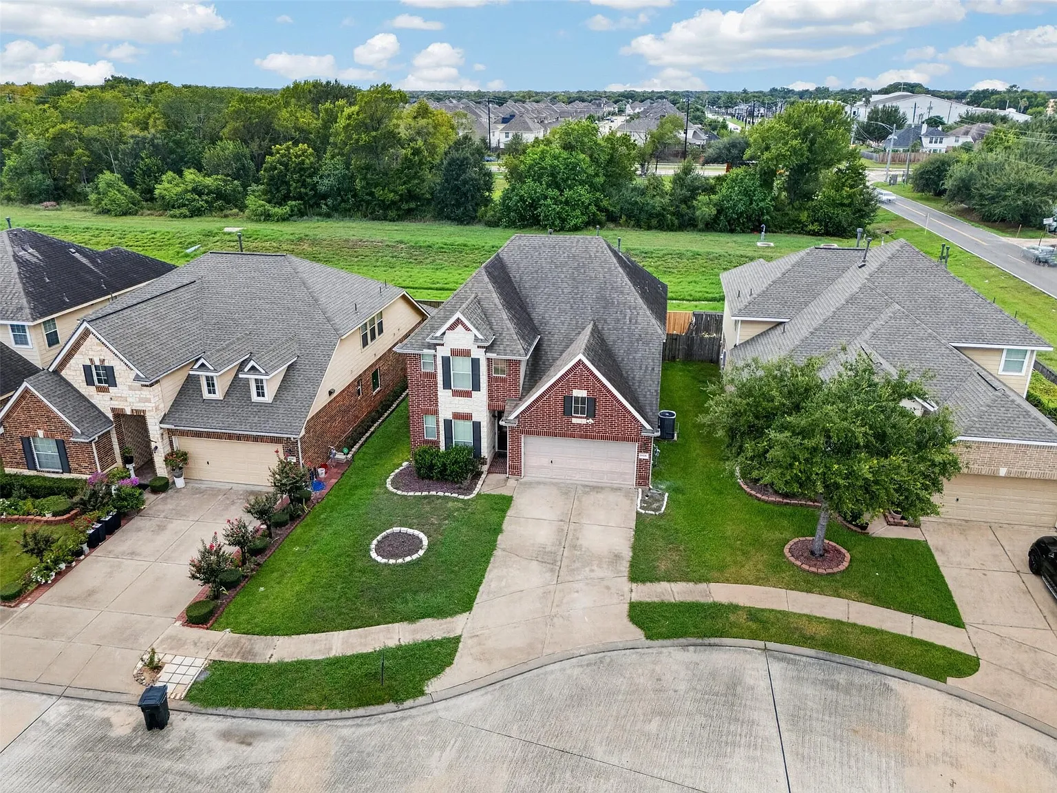 5 bed, 3.5 bath, 2332 sqft, $2,400 — Photo 3
