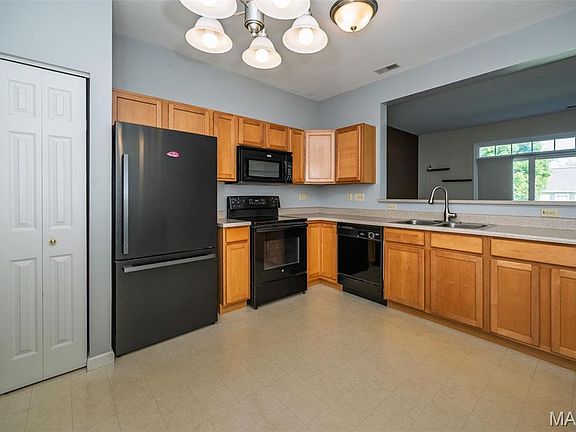 3rd image of 4832 Heritage Heights Cir
