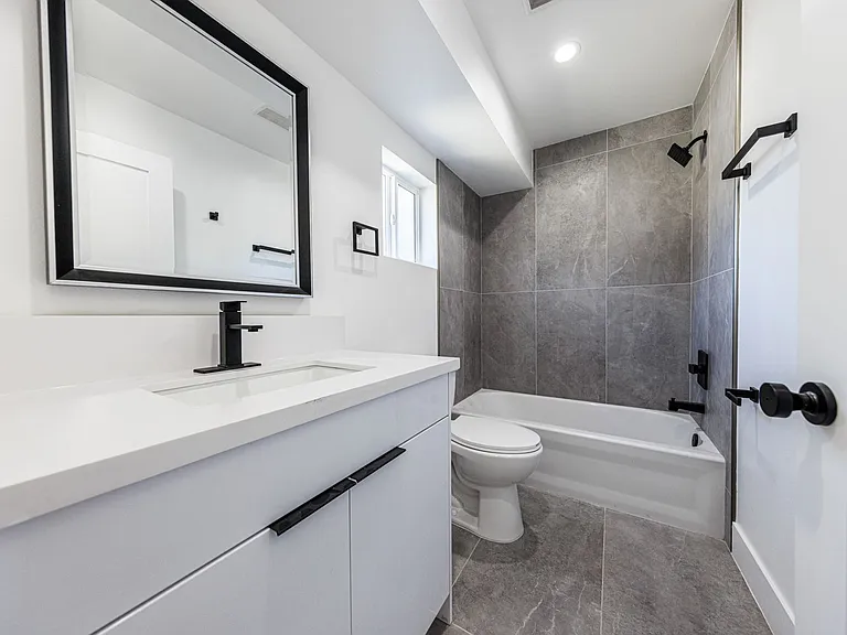 Luxury 3 & 4 Bed Townhomes | Walk to NoHo Arts District + Toluca Lake — Photo 32