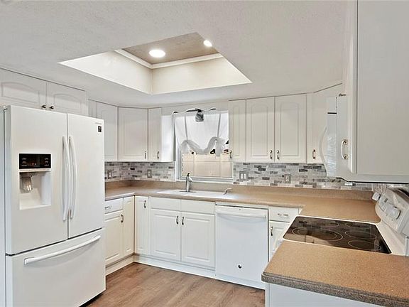 3rd image of 7425 Hobson St NE
