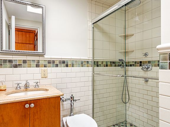 5th image of 453 W 22nd St APT 4F