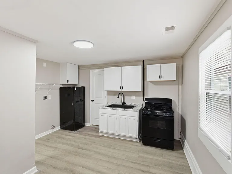 308 E 7th St #1 — Photo 2