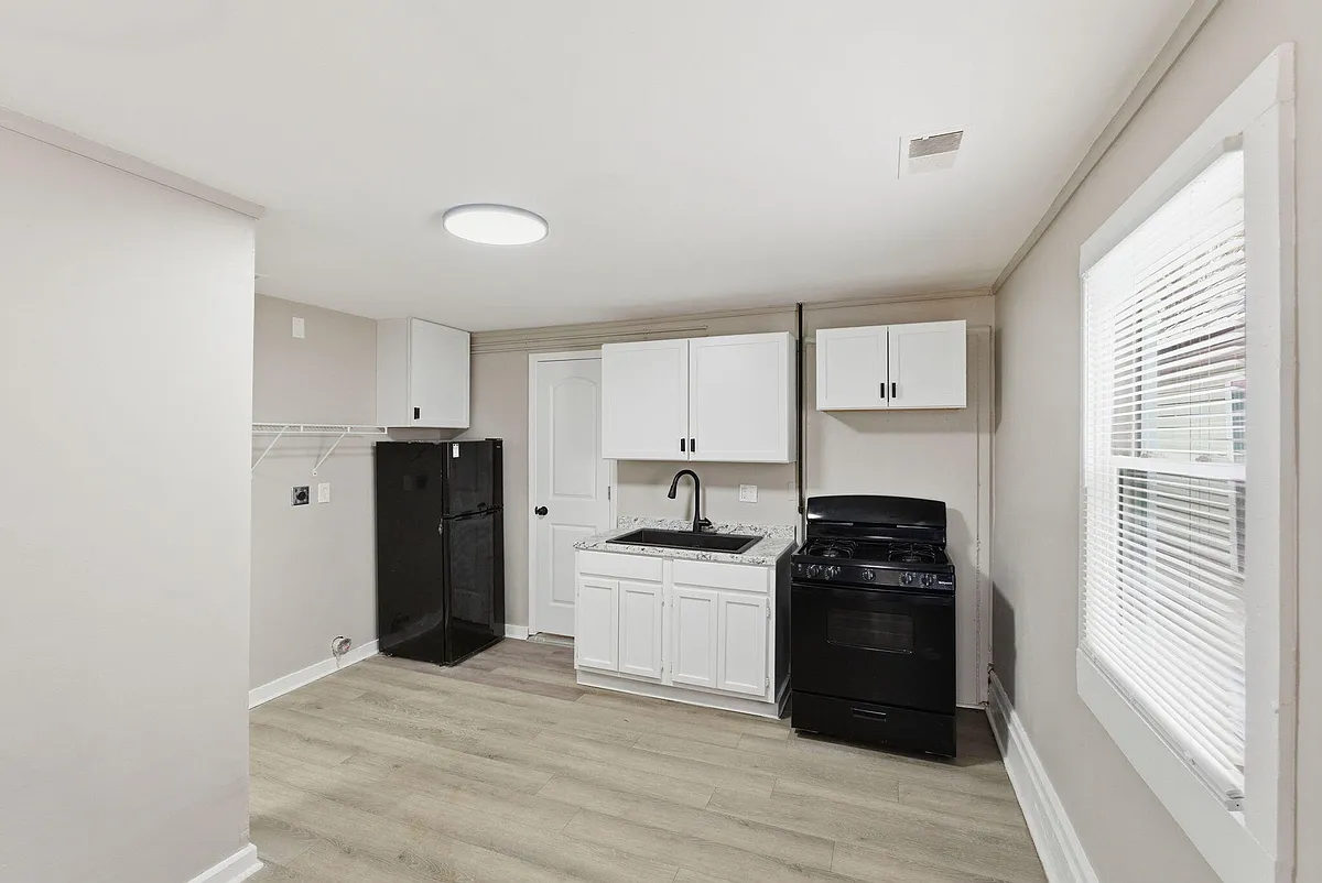 Building Photo - 308 E 7th St #1
