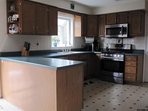 5th image of 23 Saint Anthony Ln