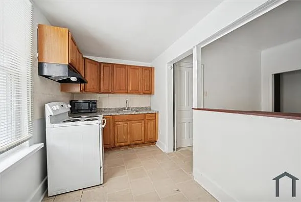 1658 Conklin St — Photo 6