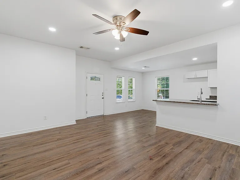 521 E Sears St — Photo 12