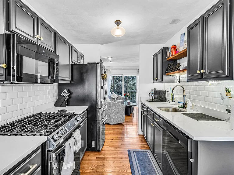 555 Main St #8 — Photo 8