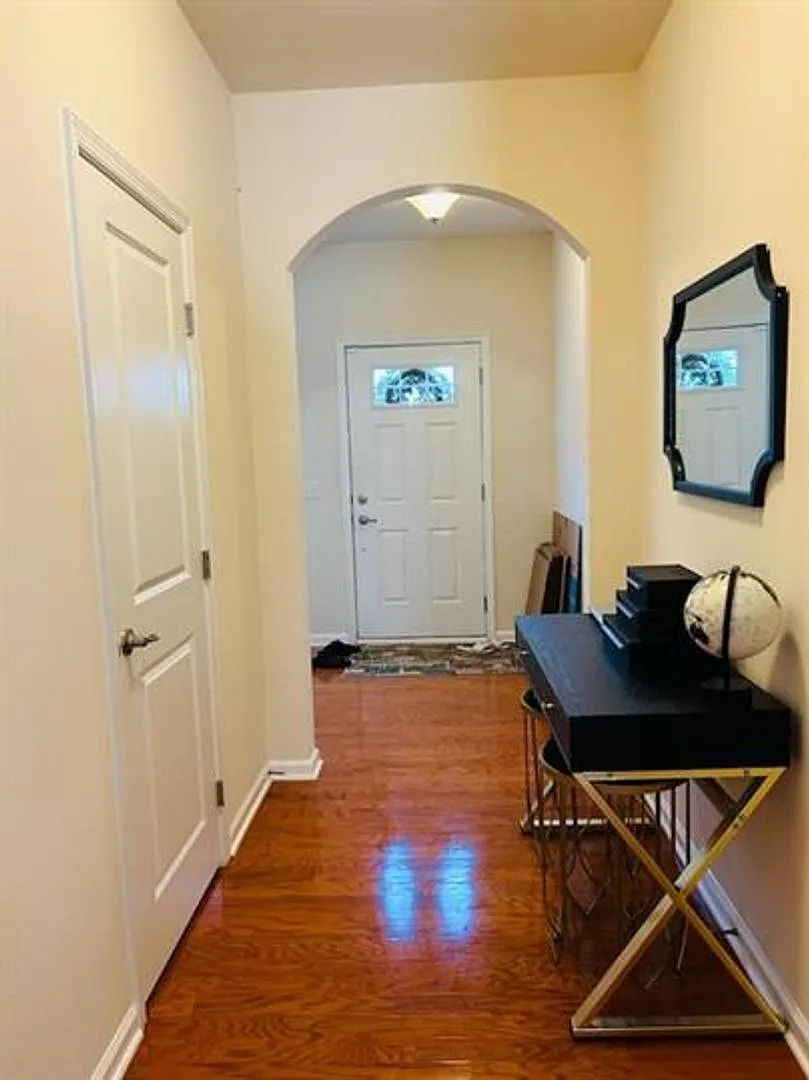Spacious 3 bedroom Townhome! — Photo 2