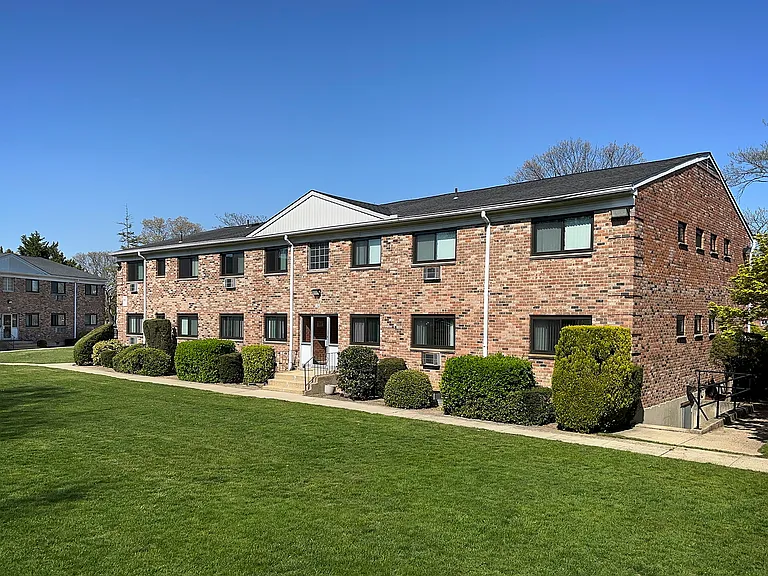 Fairfield Hedges at Bay Shore — Photo 6