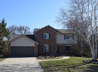 1007 Ridgeview Cir, Lake Orion, MI 48362