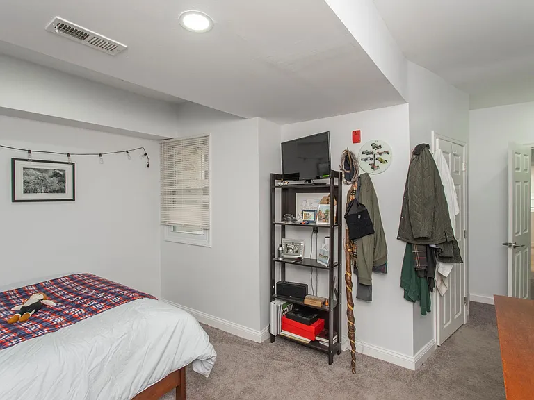 1629 Wallace St #1R — Photo 16