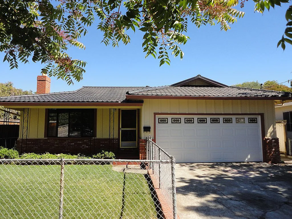 988 Haven Ave photo 1
