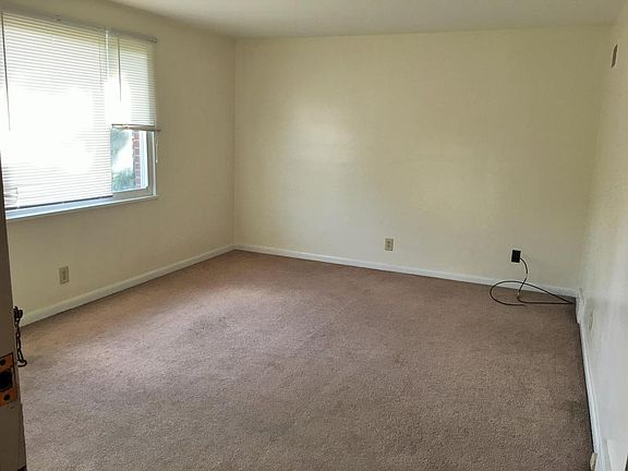 2nd image of 44 Eiss Pl APT 1