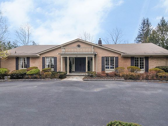 Plenty parking in driveway