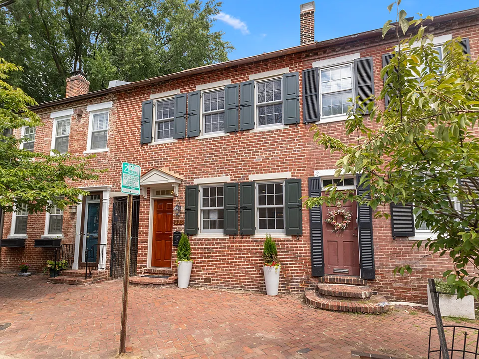 303 Queen St