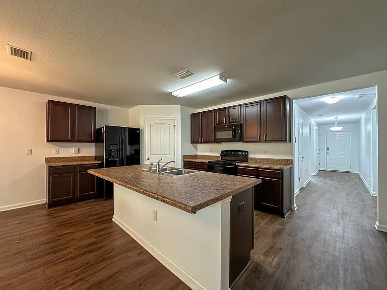 2123 Waltham St — Photo 2