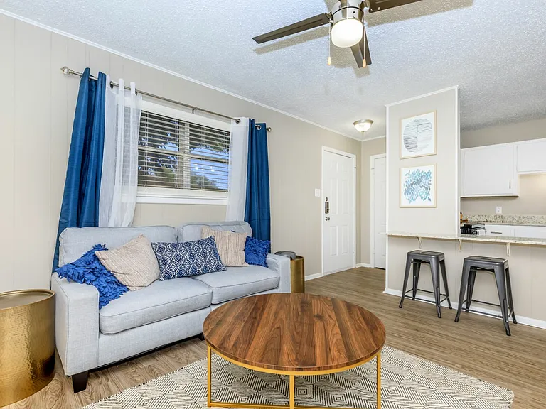 Oak Creek Apartments — Photo 1