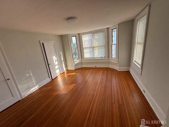 4th image of 155 Livingston Ave