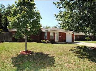 104 NE 10th St, Moore, OK 73160