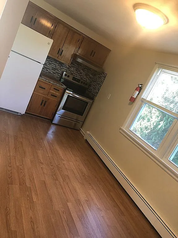 572 Belmont Ave photo 1