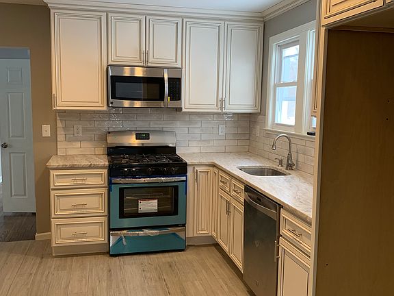 Kitchen w SS appliances