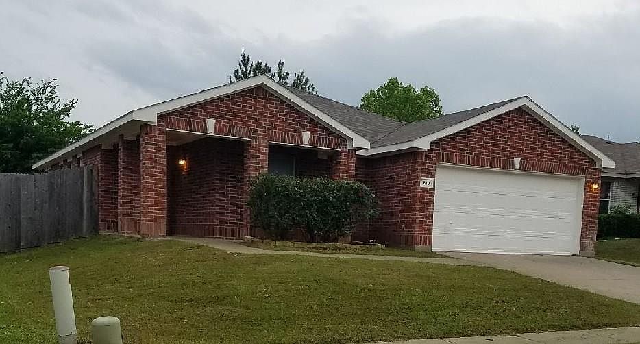 1st image of 518 Burleson St