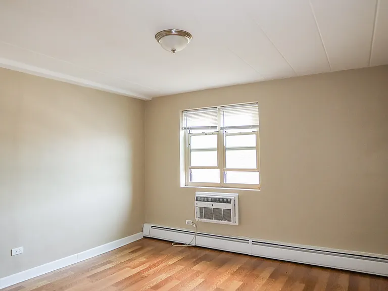 7300 N Ridge Blvd #302 — Photo 4