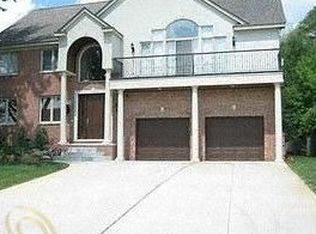 2430 Island View Dr, West Bloomfield, MI