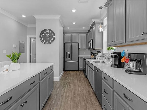 4th image of 105 Quebec Ct