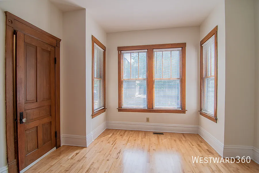 Building Photo - 3356 N Kenmore Ave #1