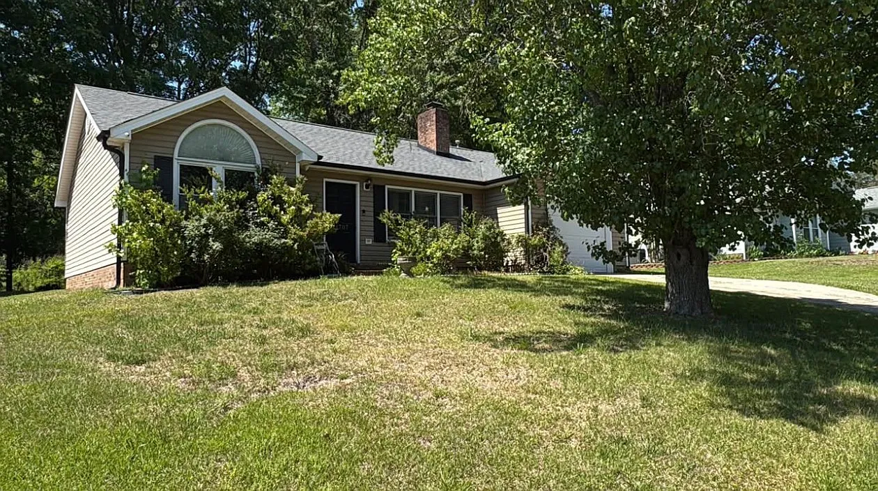 3 bed, 1322 sqft, $2,300 — Photo 1