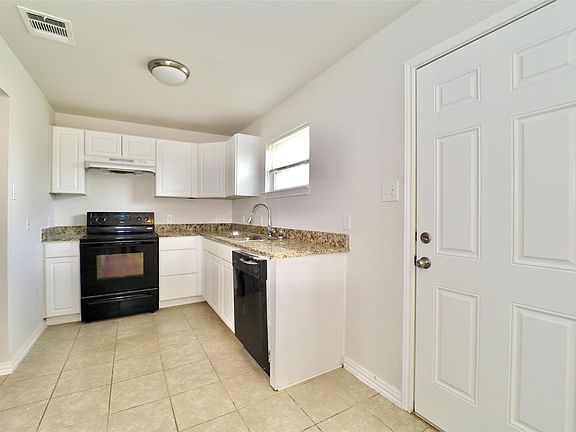 3rd image of 1526 Hillcrest St