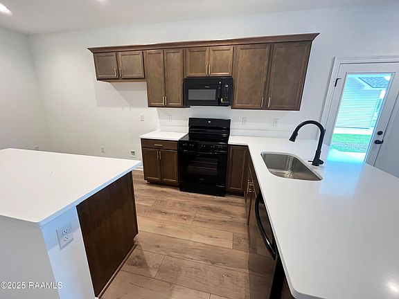 3rd image of 106 Parkington Ct