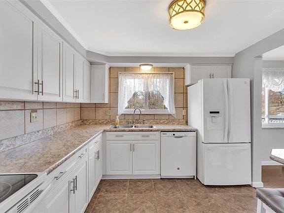 2nd image of 922 Garden City Dr
