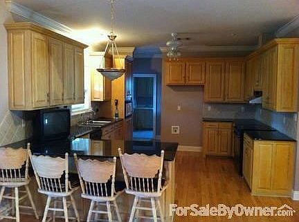 3rd image of 2435 Lakewood Dr