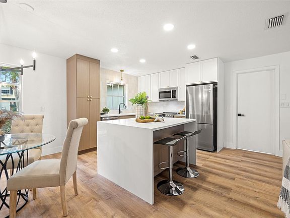 2nd image of 930A Highview Dr