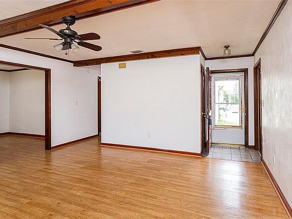 2nd image of 608 Aylesbury Dr