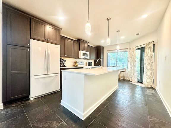 5th image of 155 Gleneagles Dr