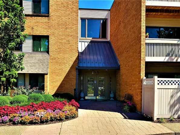 950 E Rue De La Banque, Saint Louis, MO 63141