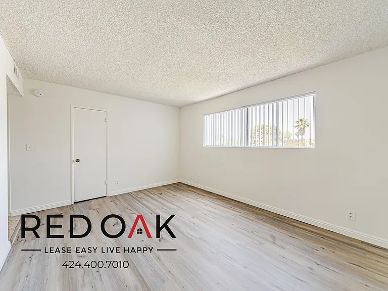 10741 Moorpark St #27 — Photo 3