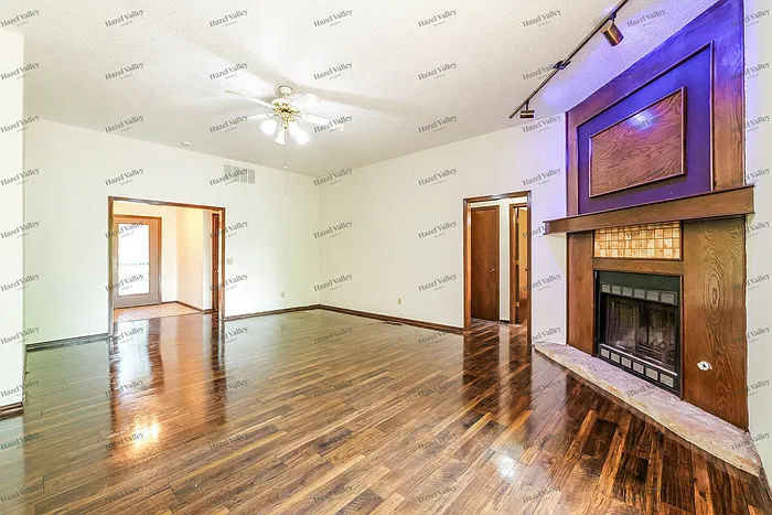 3 bed, 2.0 bath, 1872 sqft, $1,595 — Photo 4
