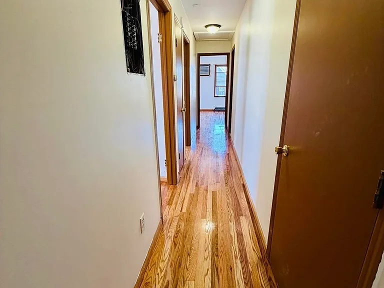 110 Humphrey Ave — Photo 4